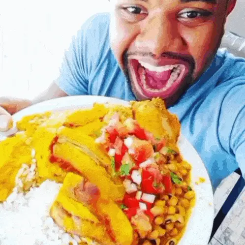 Davi Brito comendo feliz