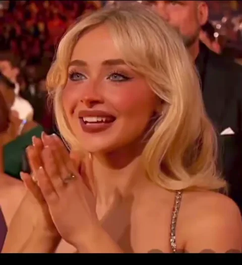 sabrina carpenter batendo