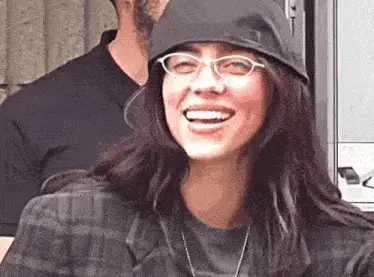 Billie Eilish feliz rindo