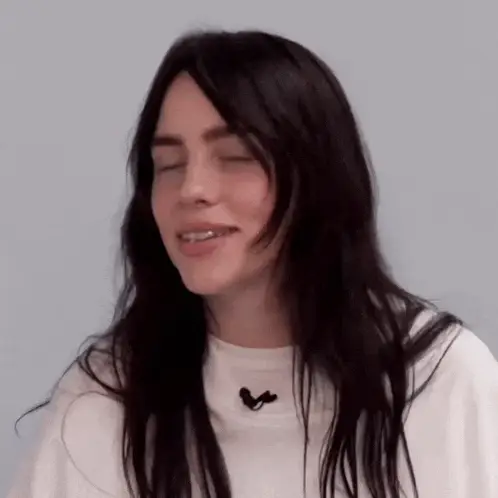 Billie Eilish rindo
