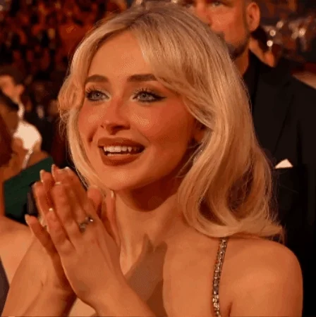 sabrina carpenter batendo palma